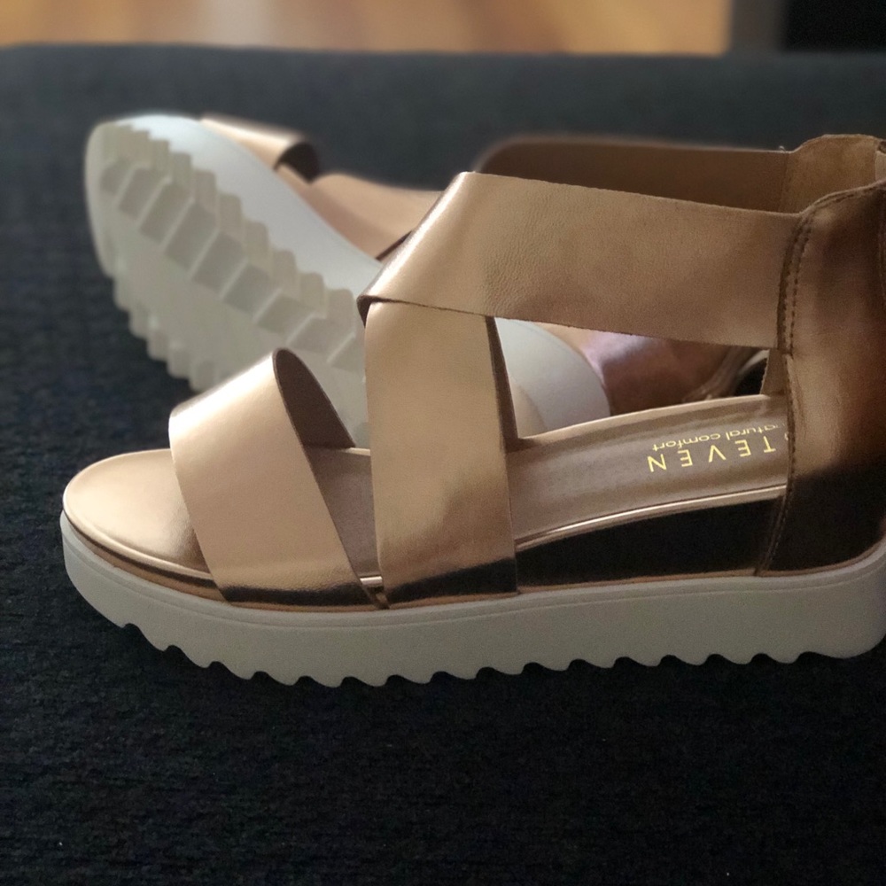 NIB: Steve by Steven Madden's Natural Sandal, SZ 9